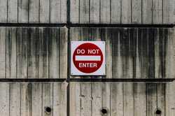 Sign on a wall saying "do not enter"