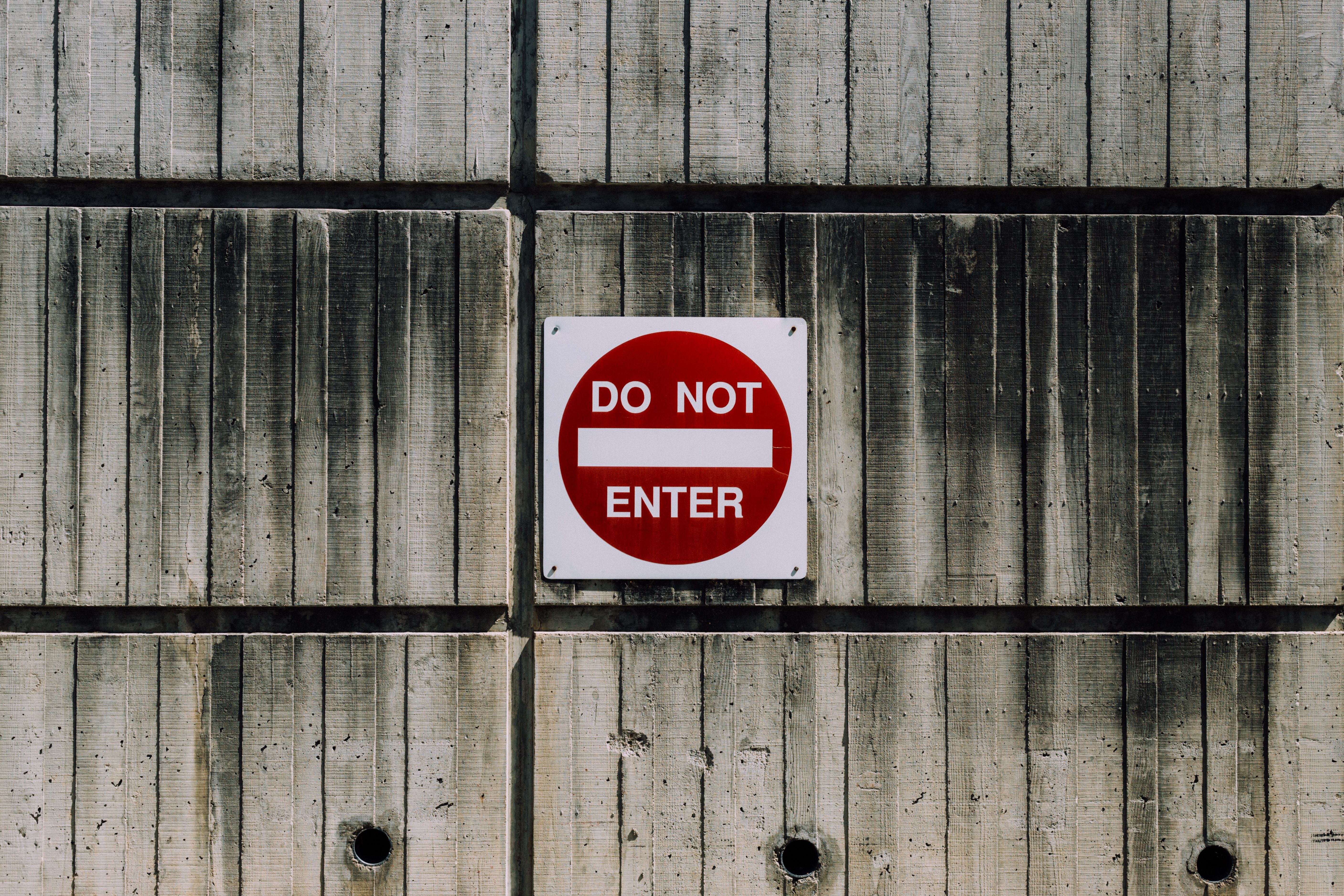 Sign on a wall saying "do not enter"