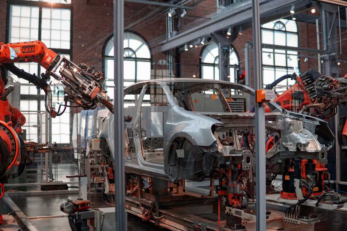 Car construction plant with robots