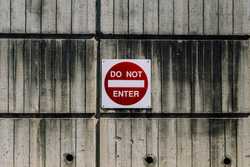Sign on a wall saying "do not enter"